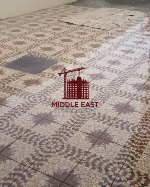 بلاط مزخرف في حوش بيت