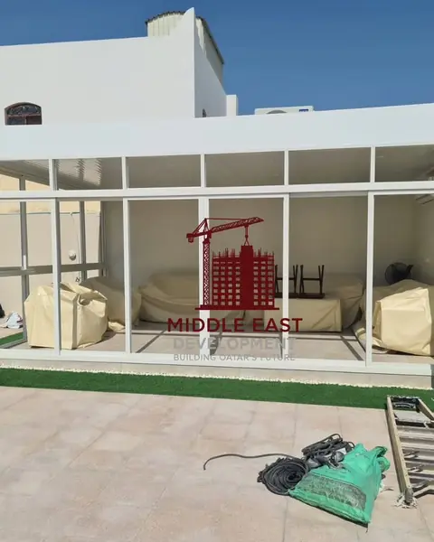 جلسة خارجية مغلقة بالزجاج